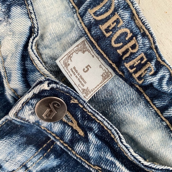 Low rise jean shorts. Size 5 - Picture 5 of 8